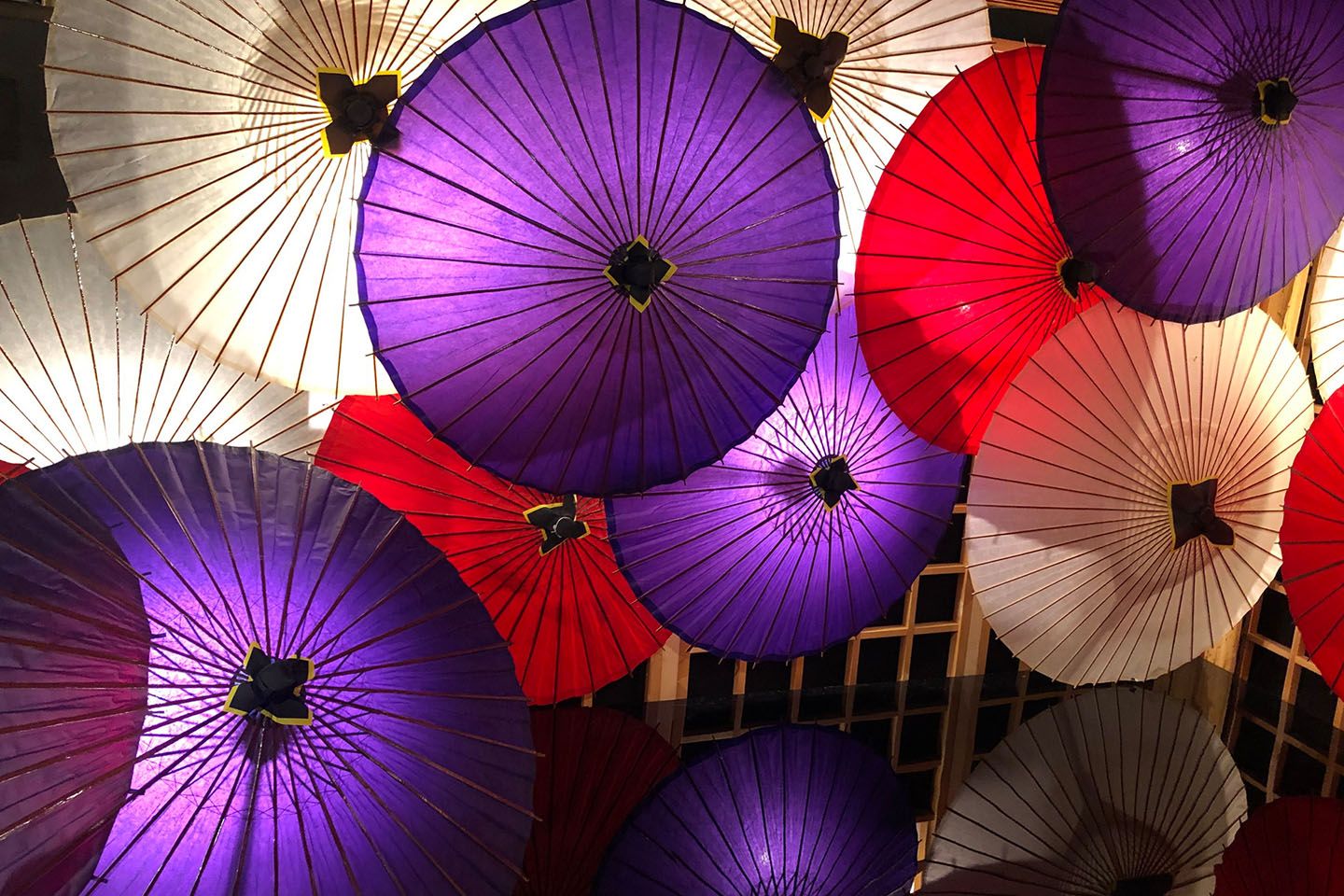 空間インスタレーションや工芸品、提灯(ちょうちん)などのアート作品