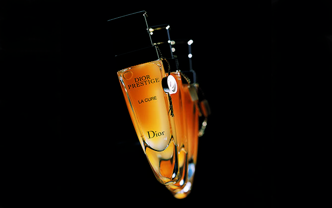 ディオール プレステージ ラキュール 美容液15ml×3、シートマスク3枚 ¥150,000(税抜)
※この情報は2016年12月7日時点のものになります。詳細はお問い合わせください。