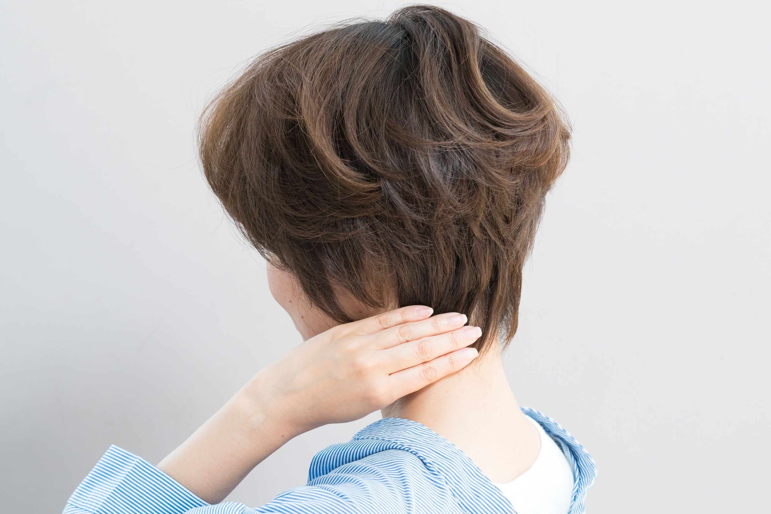 ワックスは追加せず、2で手のひらに残ったワックスを使用。もみあげ、耳まわりのパサつきが気になるときは、少しワックスをプラスして軽くつまむと◎。