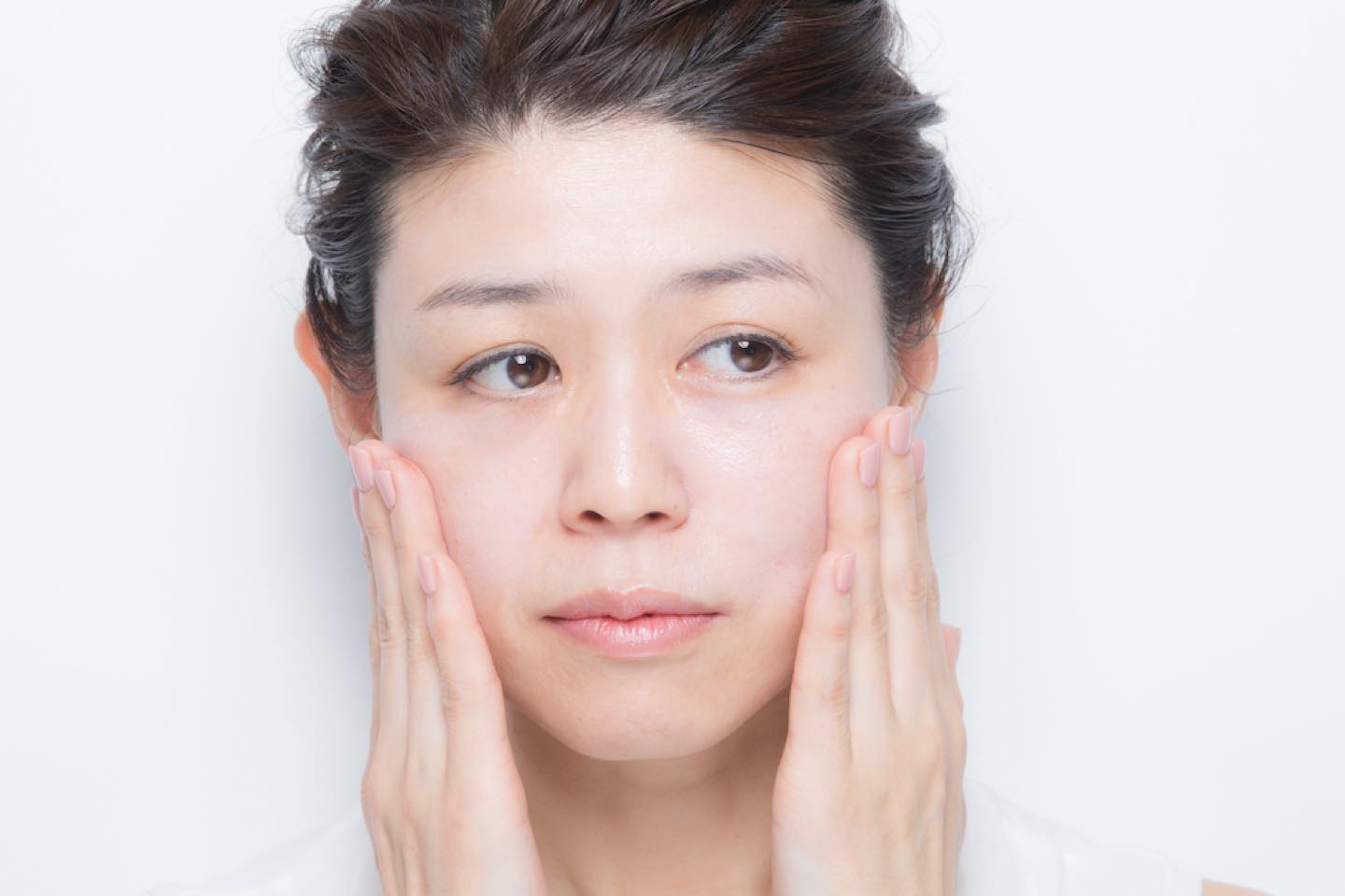左右対称に手を動かし、素早く均一にのばすのがポイント。