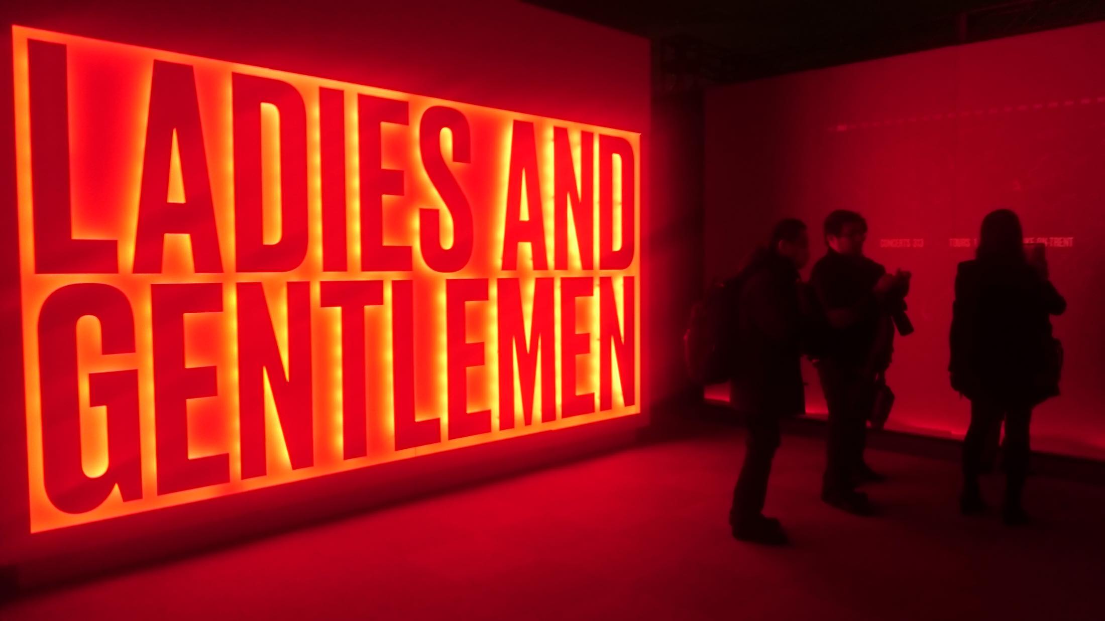 来場者を歓迎する大きな「LADIES & GENTLEMEN」