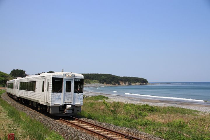 宿戸駅~陸中八木駅間の「大浜」を通過する「TOHOKU EMOTION」