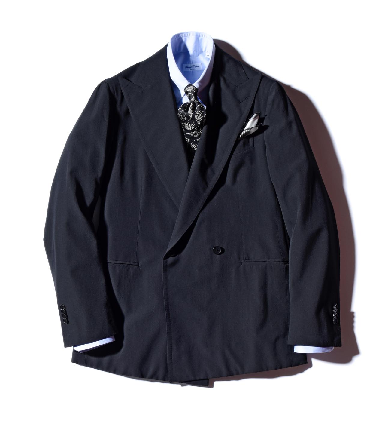 ジャケット¥240,000〈ルカ グラッシア〉・シャツ¥00,000〈ジュゼッペ パガーノ〉・タイ¥16,000〈ニッキー〉・チーフ¥6,000〈フィオリオ〉(エストネーション)