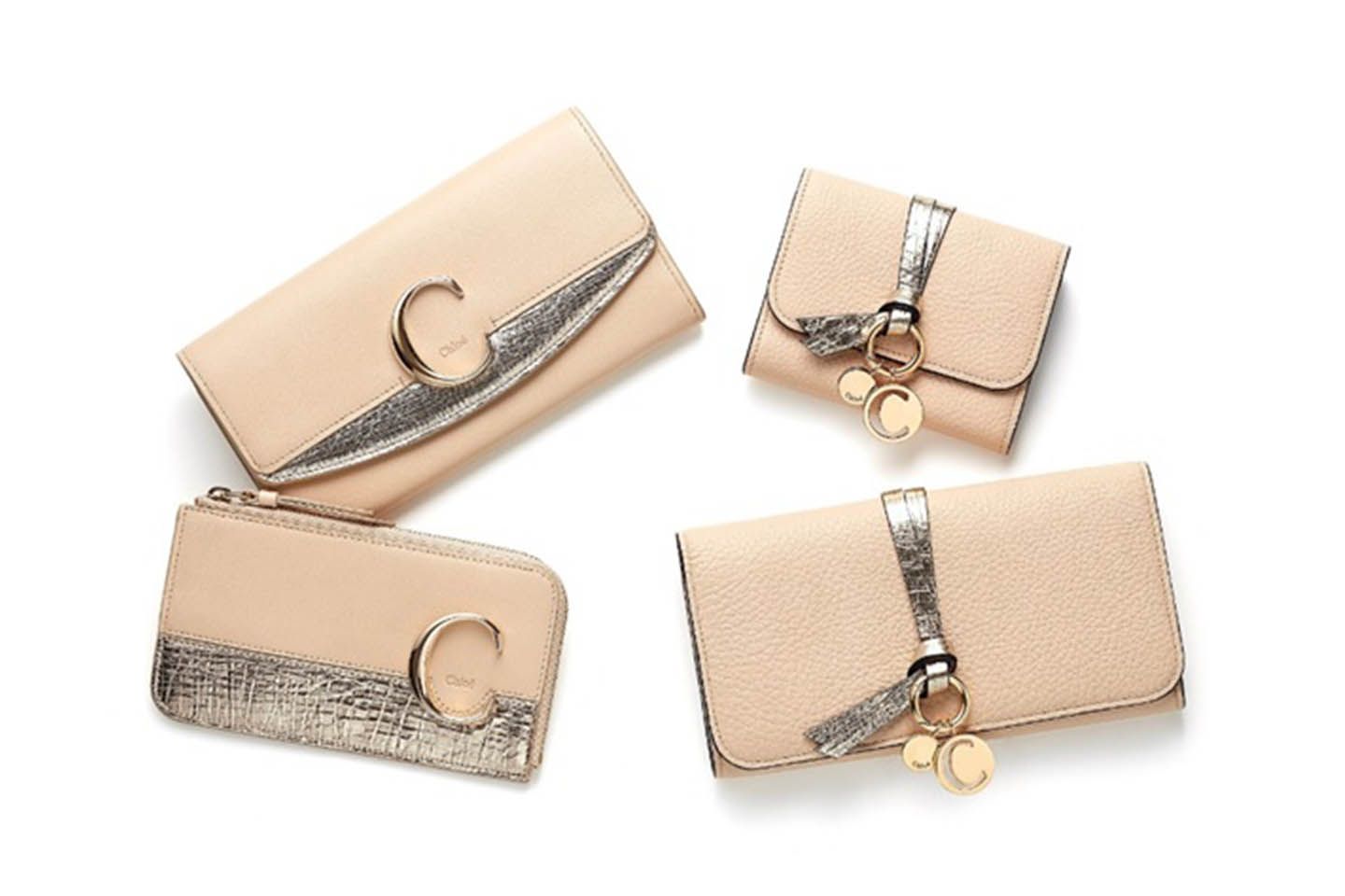 左上から時計まわりに ロングウォレット「CHLOÉ C」¥63,000【縦9.5×横19.5cm】、スモールトリフォルドウォレット「ALPHABET」¥49,000【縦9×横11cm】※アルファベットチャーム別売り¥5,000、「ALPHABET」ロングウォレット¥62,000【縦9.7×横19cm】、「CHLOÉ C」キーポーチ¥40,000【縦7.5×横13cm】