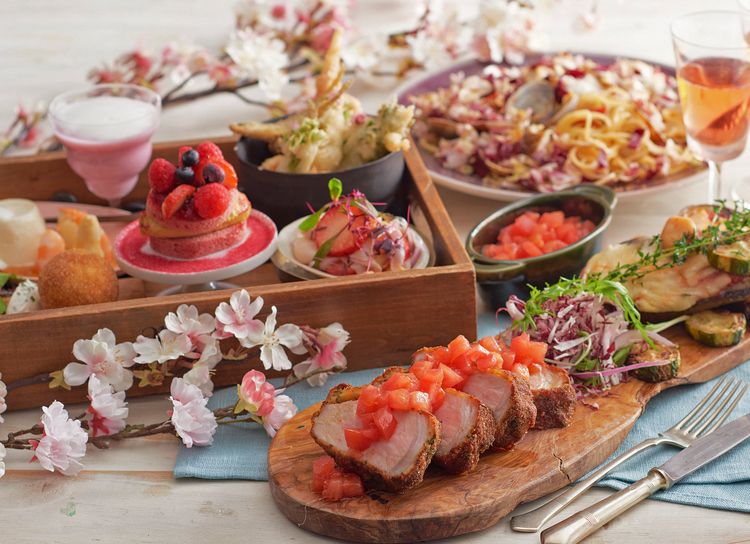 お花見弁当の前菜 6 品+パスタ+肉料理+フリードリンクの「桜テラスプラン B」7,000円(税・サ込)と、スペシャルフリードリンク付きの「桜テラスプラン C」8,500円(税・サ込)