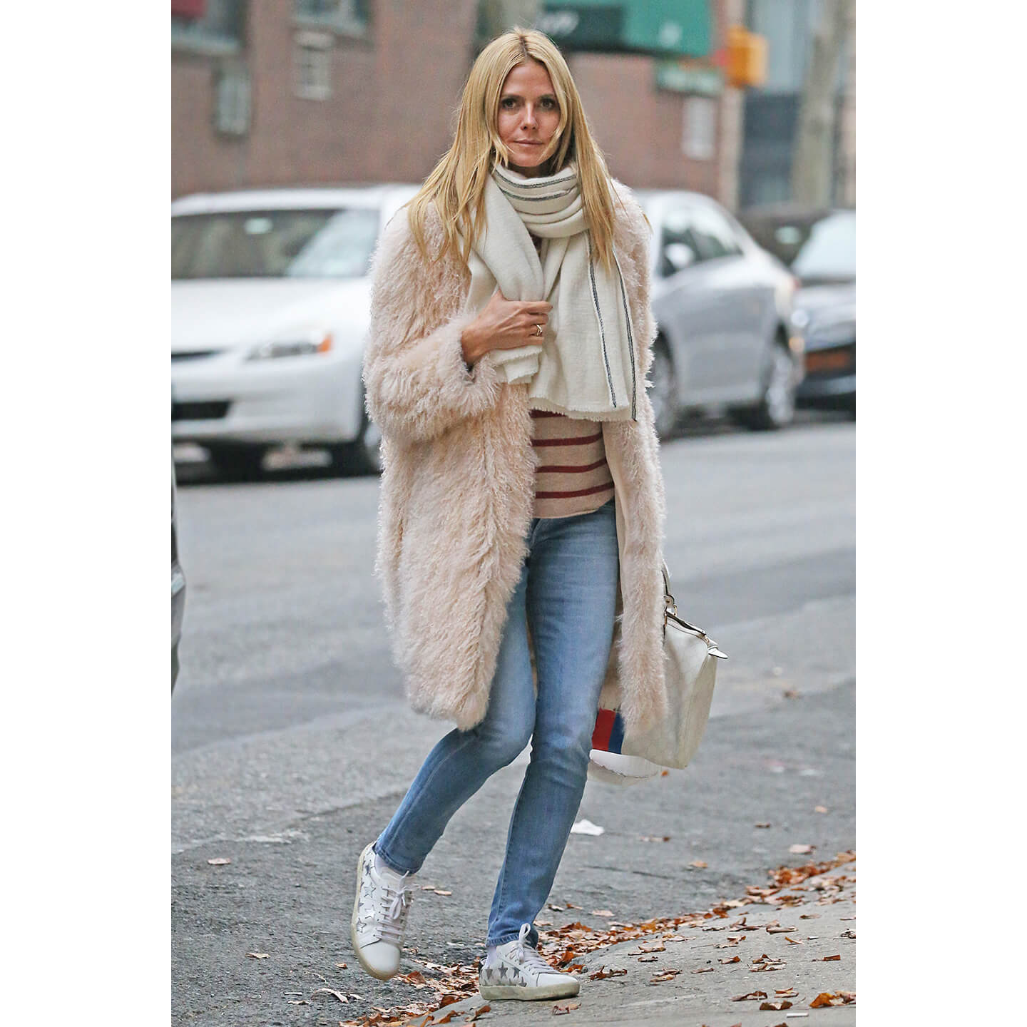 白スニーカーを取り入れたコーディネートのHeidi Klum(ハイジ・クラム)氏