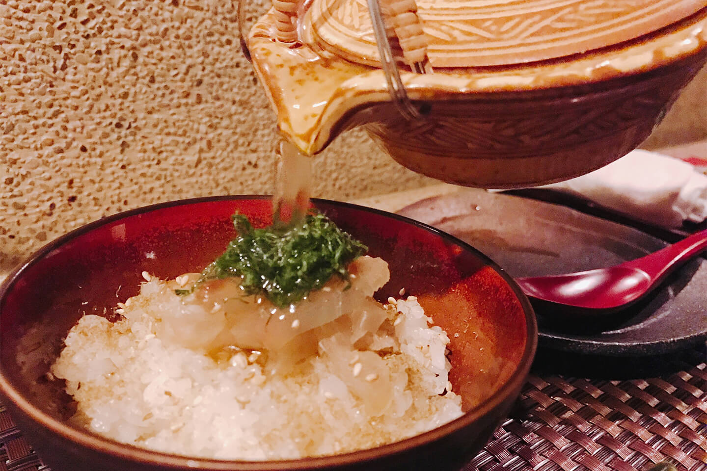 だし汁をかけた鯛茶漬け