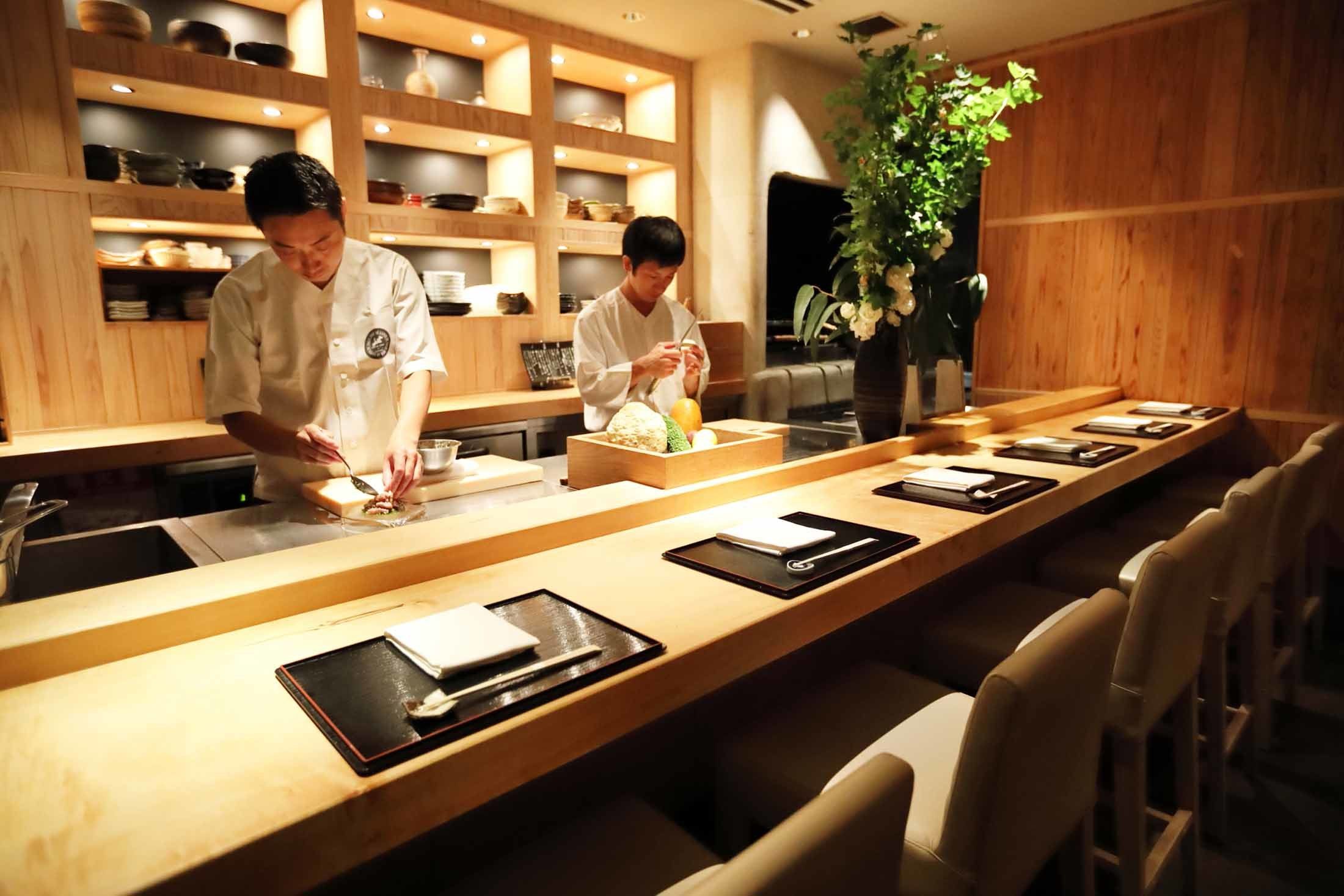 カウンターは8席。料理の仕上げを目の前でする新井シェフの手元を見るのも楽しみ。深夜なら、シェフと料理のうんちく談義をしたり、会話も楽しめそうだ