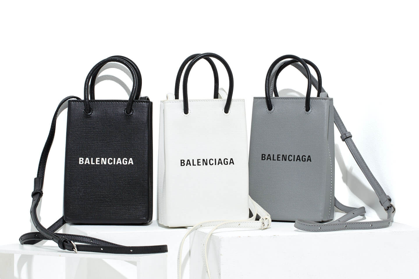 バッグ「フォン ホルダー」各¥99,000【縦18×横12×マチ4.5cm】
