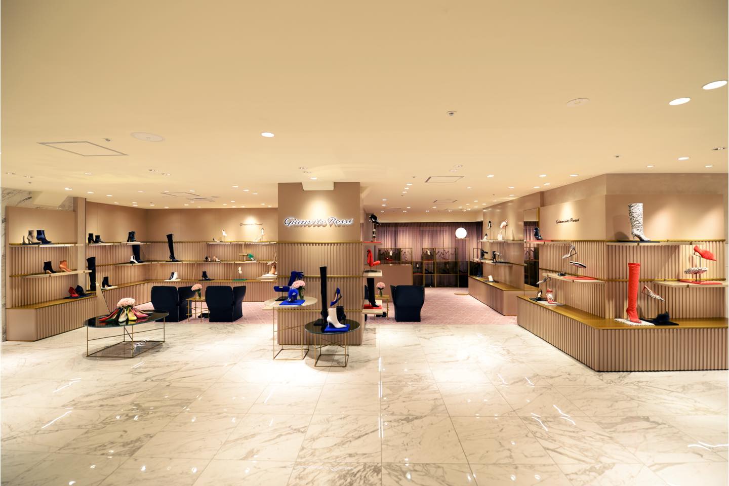 「ジャンヴィト ロッシ」の店頭