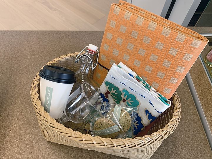 レジャーシートやグラスをかごに詰めたピクニックセットの貸し出しもあり。コーヒーやワイン、スイーツやサンドイッチを自由に組み合わせできる。