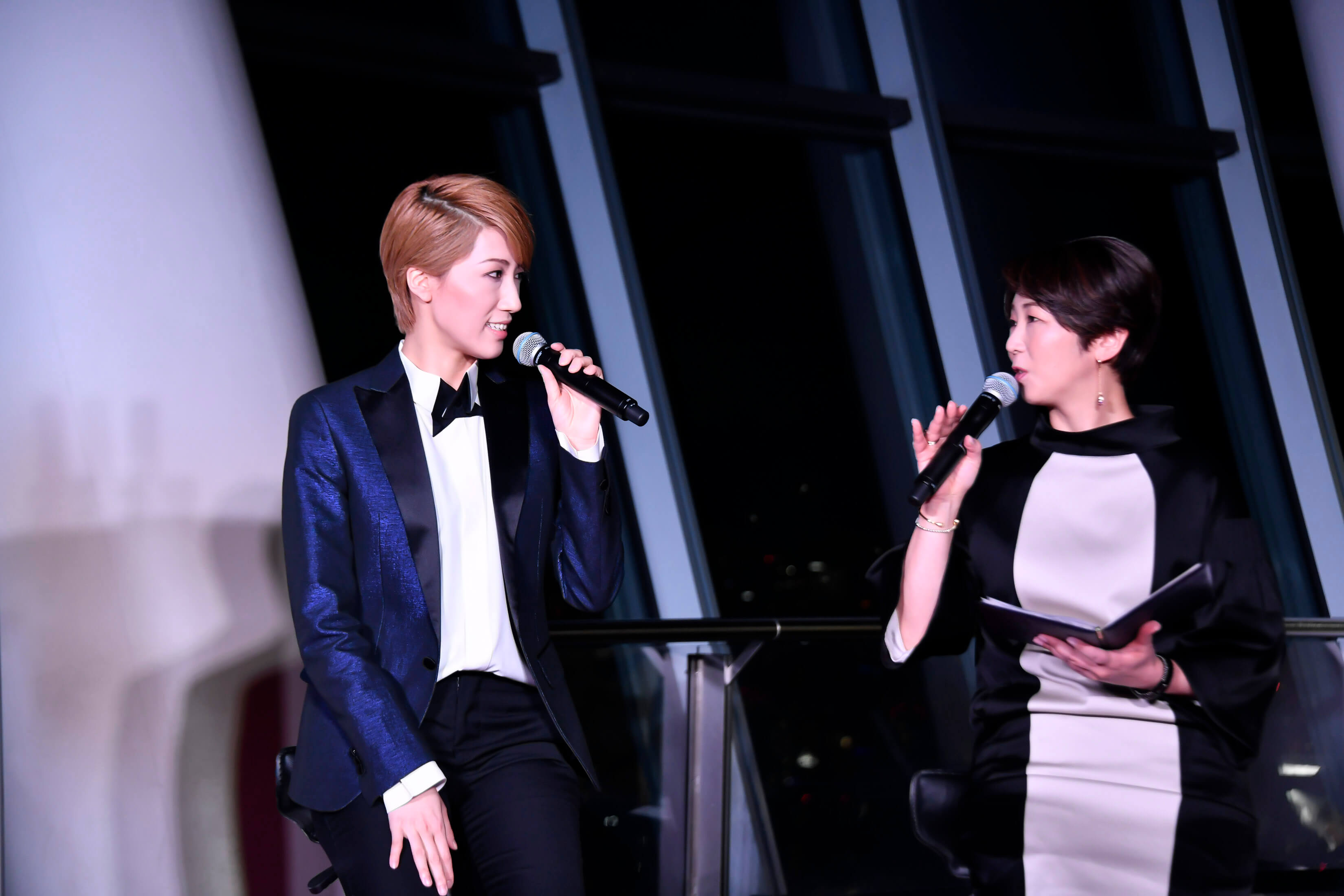 宙組トップスター・真風涼帆さんとアナウンサーの中井美穂さん