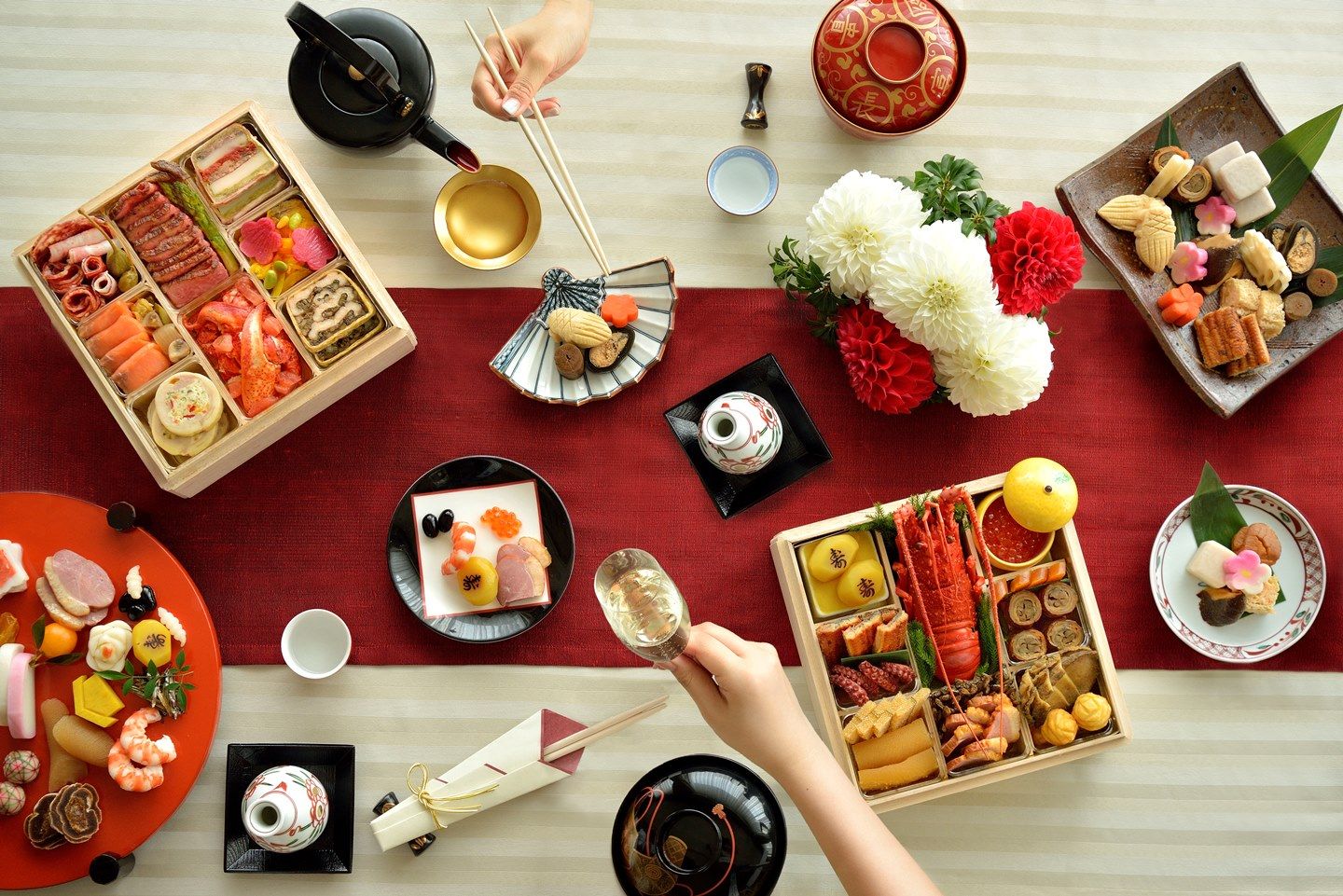 ホテル椿山荘東京の和洋三段重「雅(みやび)」の画像 食卓で楽しんでいるところ