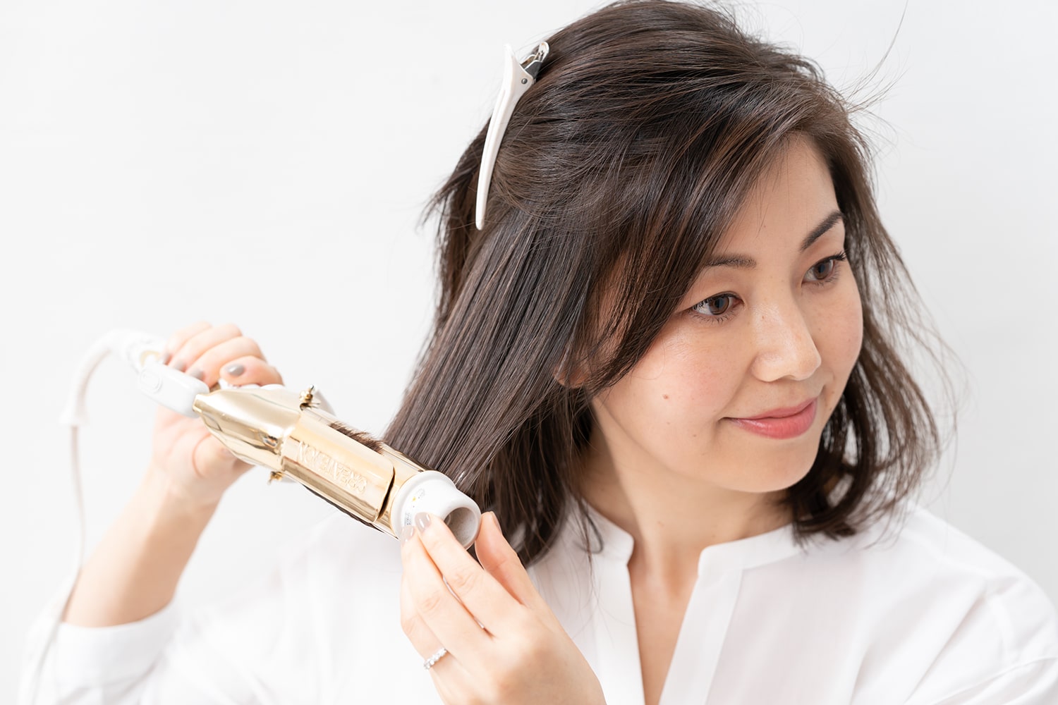根元から真っ直ぐに伸ばしたら、毛先だけは外巻きにする。