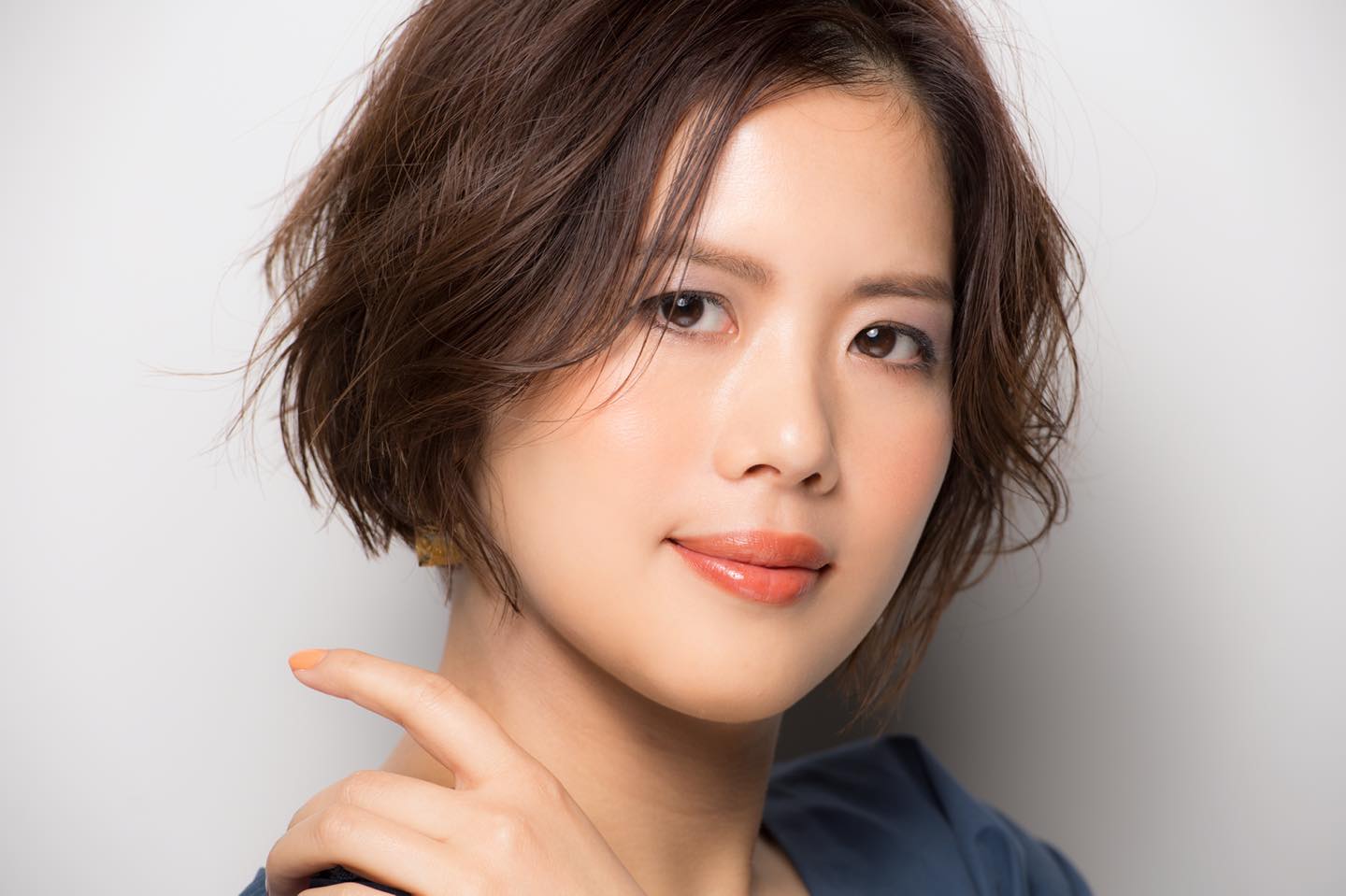 ブラウンを仕込むことでまぶたに奥行きが生まれスッキリした印象に。カラーシャドウによる華やかさも加味。
