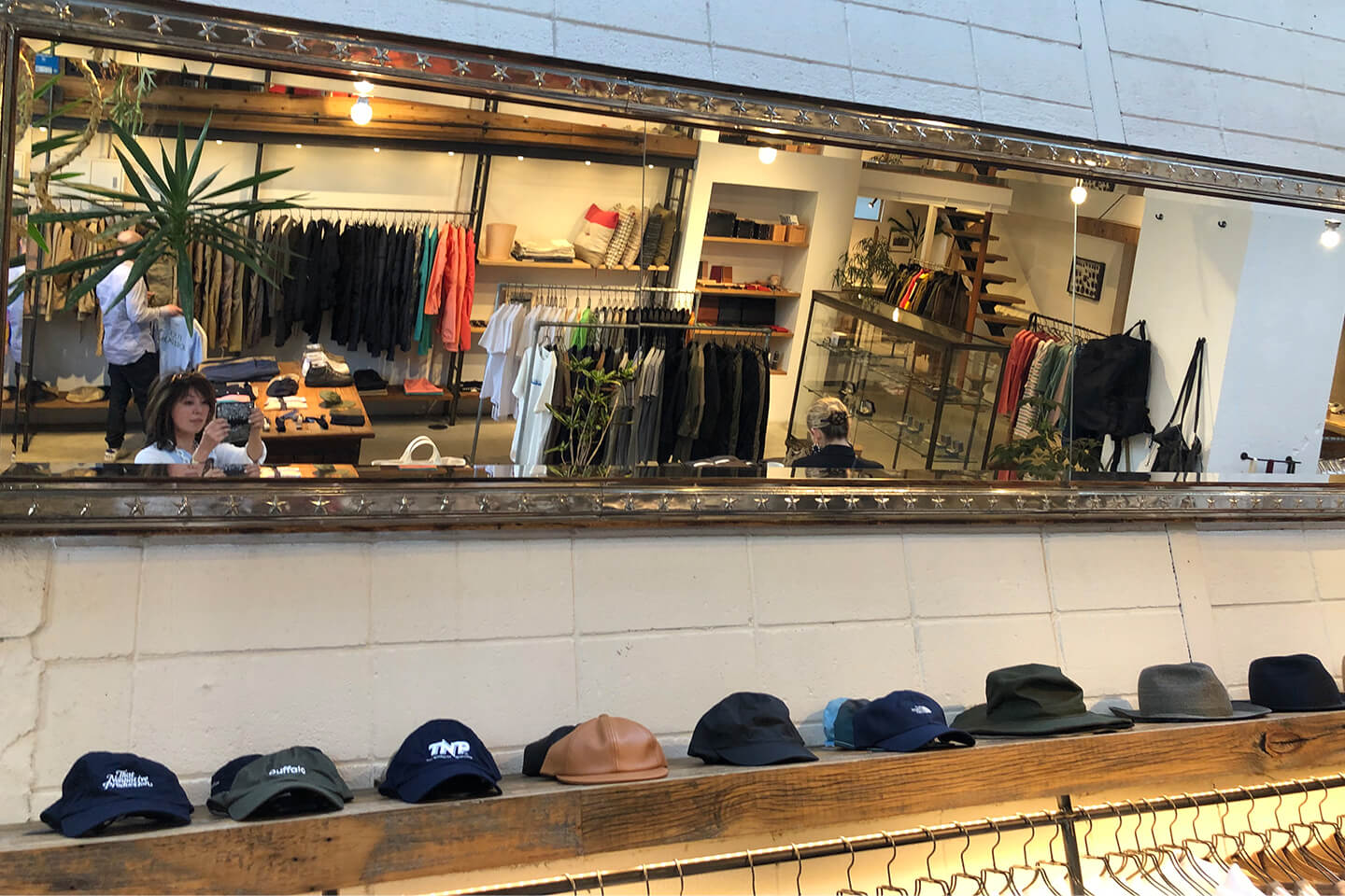 おしゃれなブティックの店内
