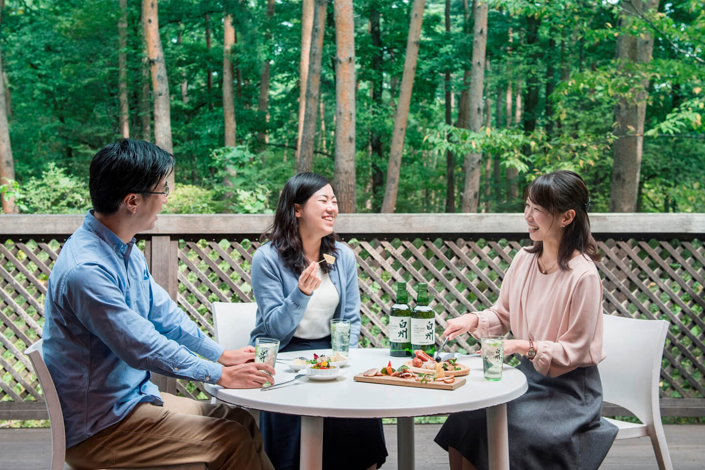 場内のレストラン「ホワイトテラス」では、ウイスキーと相性のいい地元北杜市の食材を活かした料理とともにシングルモルトウイスキー「白州」を楽しめます