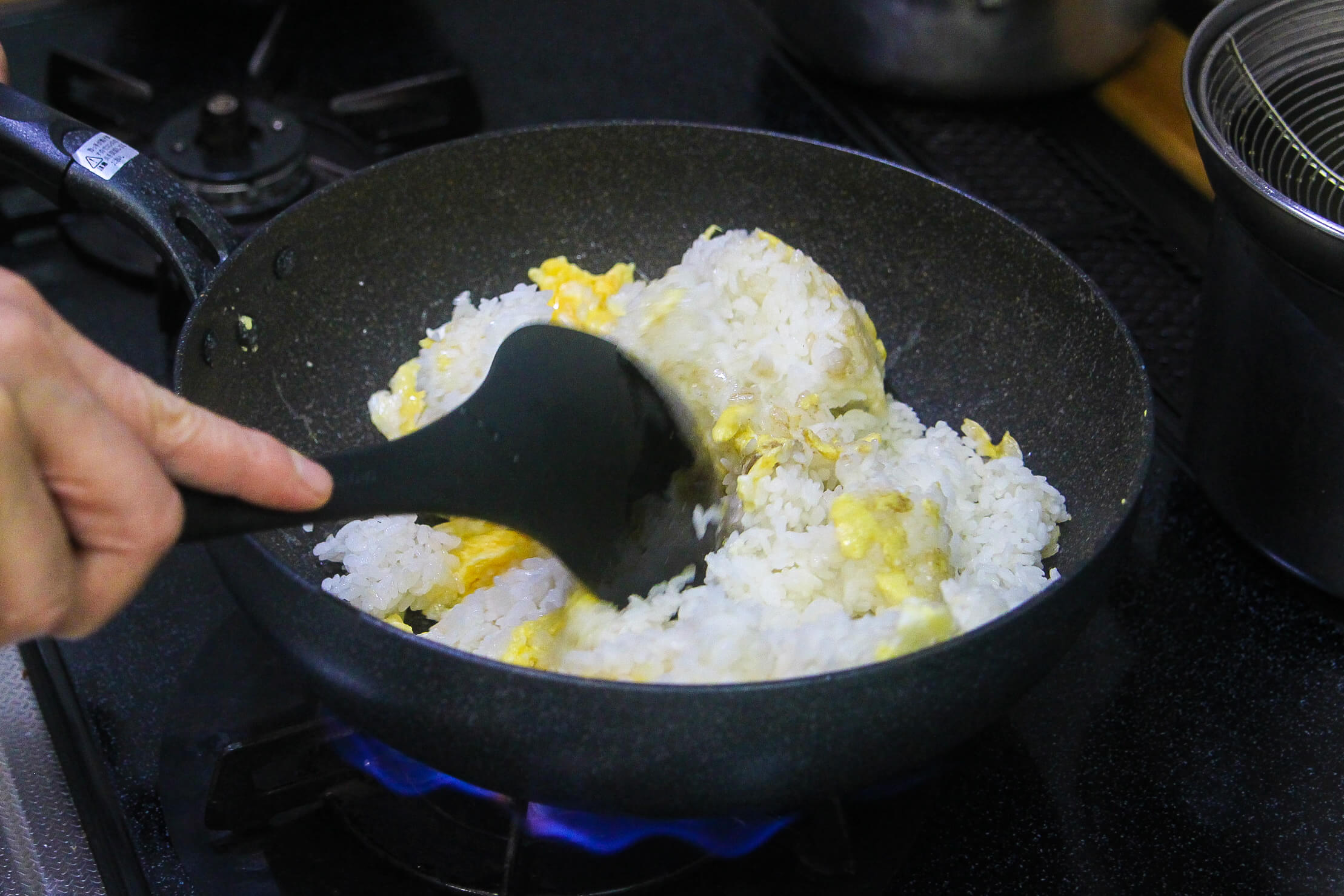 まずはご飯を崩しながら、卵と絡めるようにして炒めます