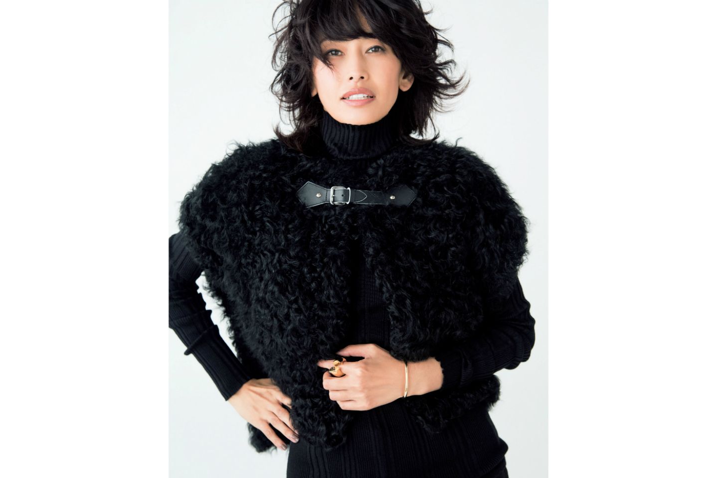 タートルニット¥72,000・ジレ¥416,000・リング¥54,000・ブレスレット¥76,000(ルイ・ヴィトン)