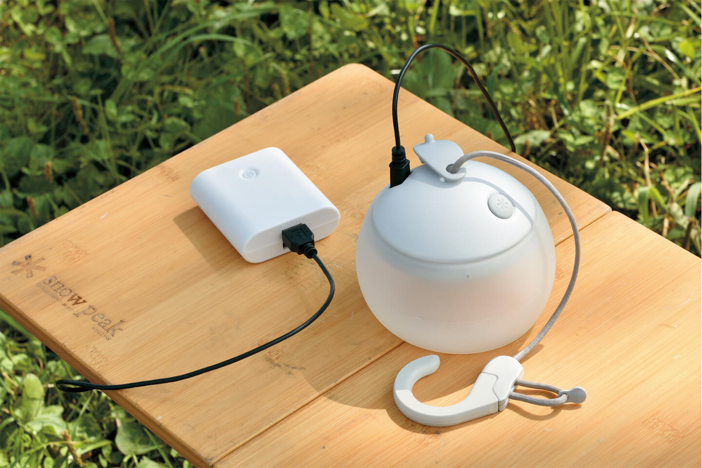 専用の充電池パック(別売り)もあり、USBケーブルで充電できます