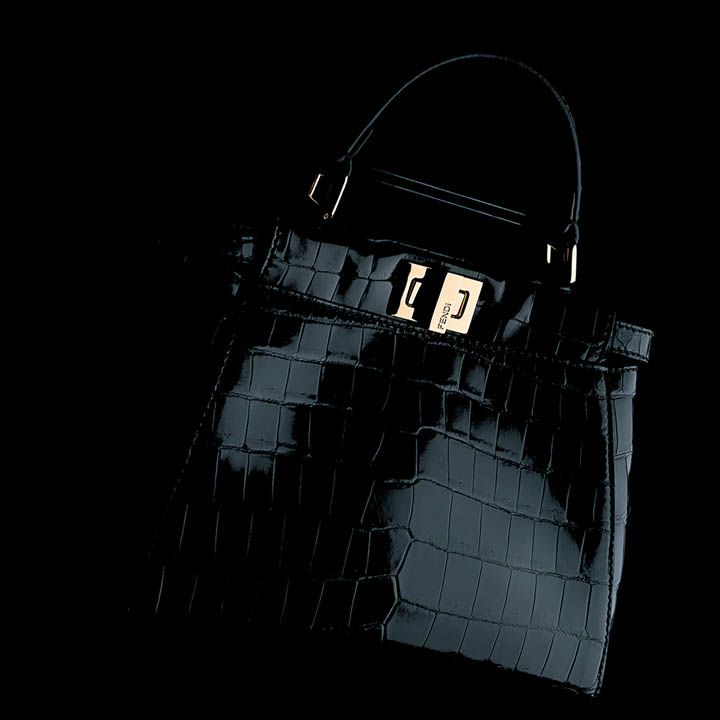 モードなアイコンバッグを黒クロコダイルで持つ…。ときめきは永遠に!