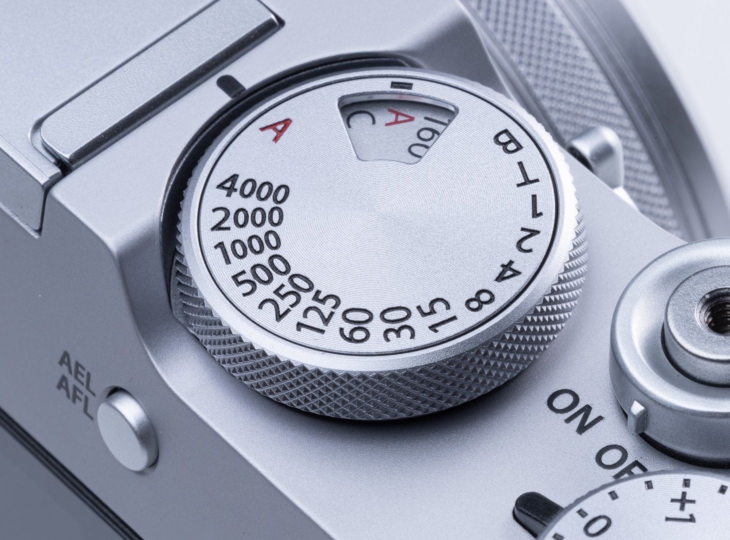 「FUJIFILM X100V」シャッタースピードダイヤル内にISOダイヤルを内蔵した「ビルトインISOダイヤル」。ISO感度の調整時には、外周部を引き上げた状態でロックするとISOダイヤルの操作ができる。