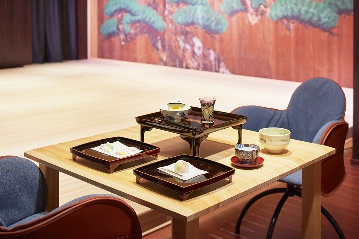 ティータイムのテーブルイメージ。東西の和の味、老舗の味をちょっとずついただける贅沢。