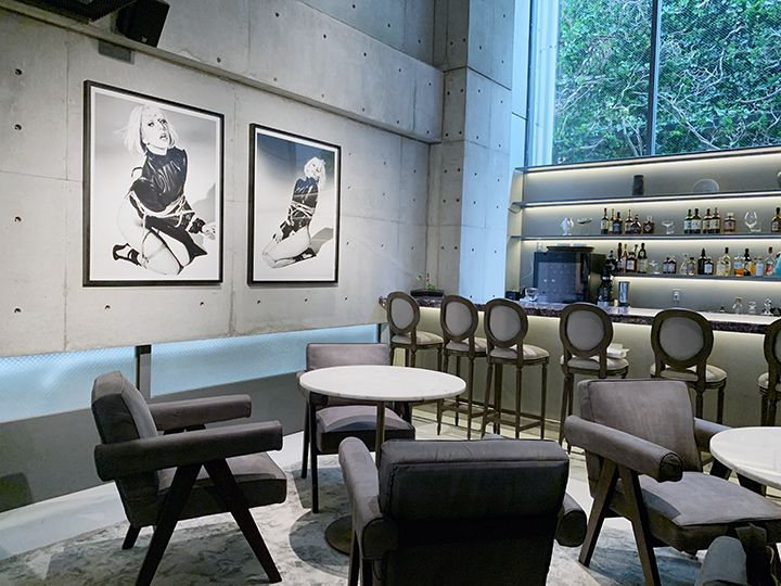 宿泊者以外も利用できるバースペース。壁には荒木経惟が撮影したレディーガガの肖像写真が
