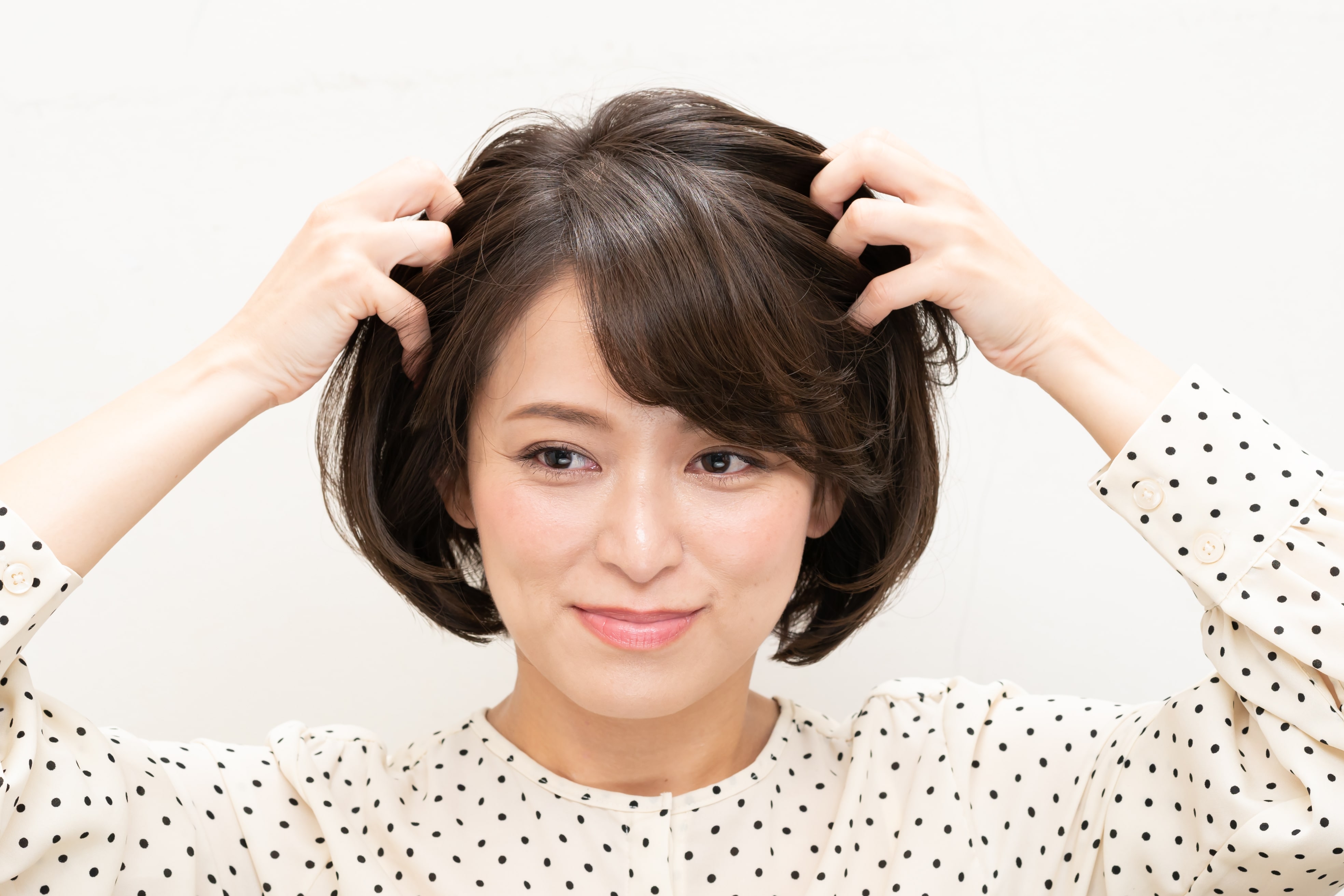 両手のひらにシアバターをひろげ、根元の立ち上がりをつぶさないように手ぐしでとかしながらなじませる。