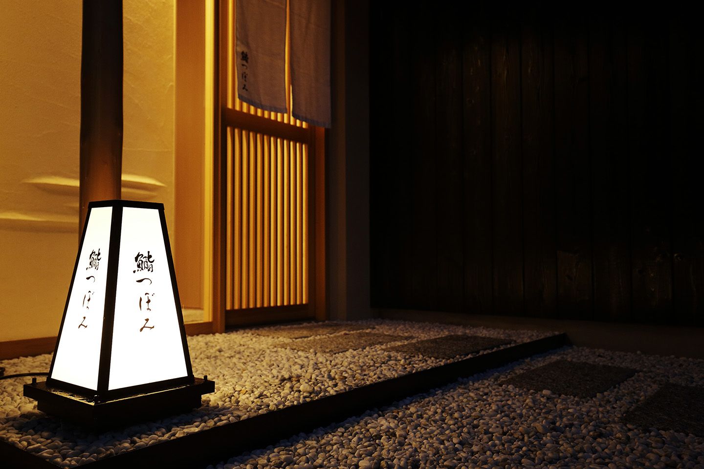 きりりとした白暖簾をくぐると、清々しい無垢材をあしらった空間が広がる