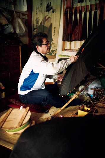 3代目の重樹さんが工房の中央で仕事に集中する。