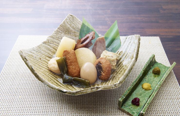 カツオと鶏ガラを使用した出汁が自慢の『おでん五点盛り合わせ』 900円