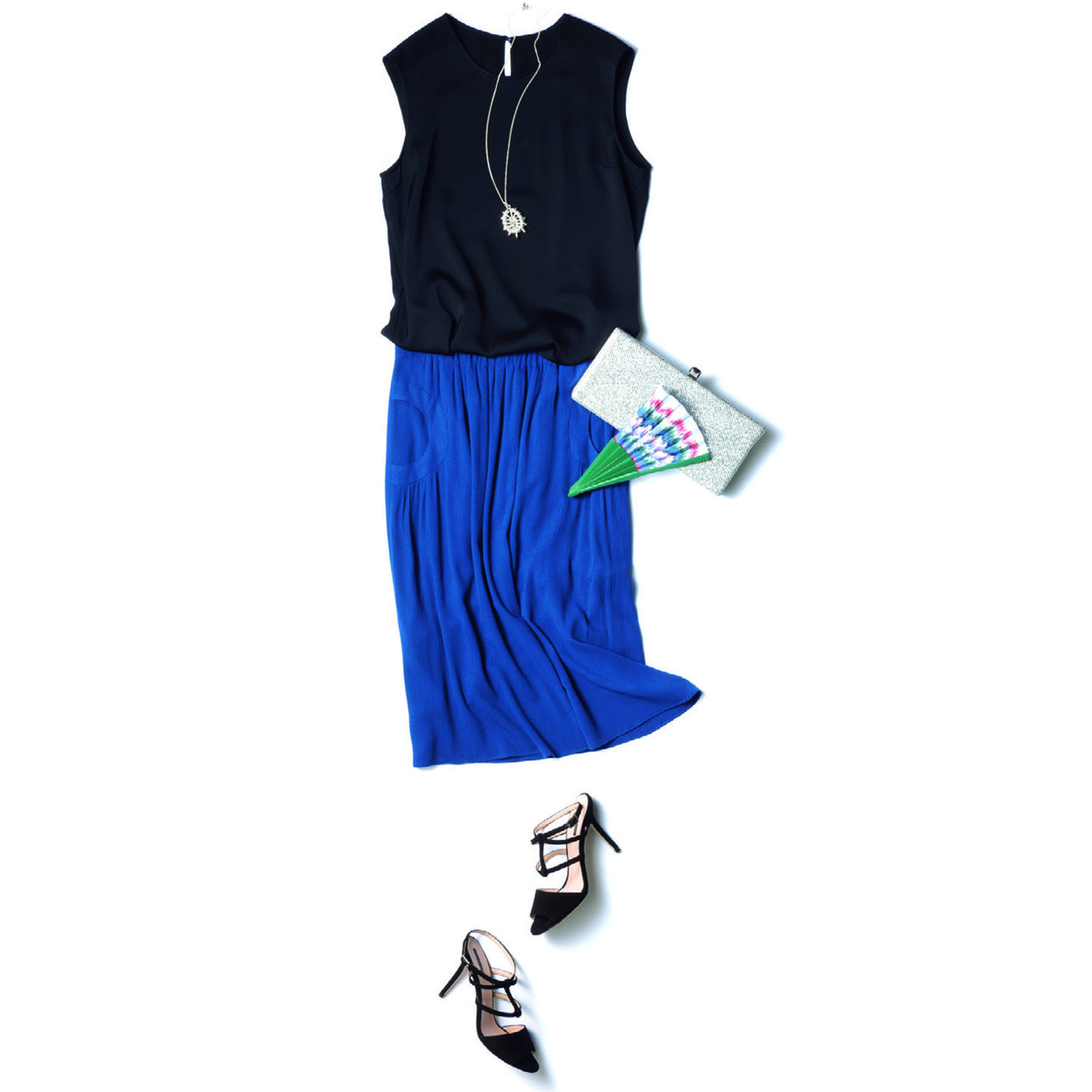 ネックレス¥14,000(プレインピープル丸の内〈イムカ ティムカ〉) バッグ¥121,000(JIMMY CHOO) 扇子¥5,800(エストネーション〈デゥヴェルロワ〉) 靴¥49,000(アノア〈リビアナ・コンティ〉)