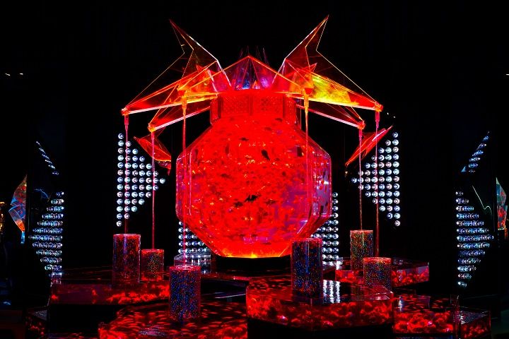 江戸に栄えた花街を想起させるアート作品「超・花魁」…日本の伝統色である「朱」は、「生の躍動」を表す色ともいわれ、悪い気を払い退けることが出来るという云われがあります。(「アートアクアリウム2018」展示作品より)