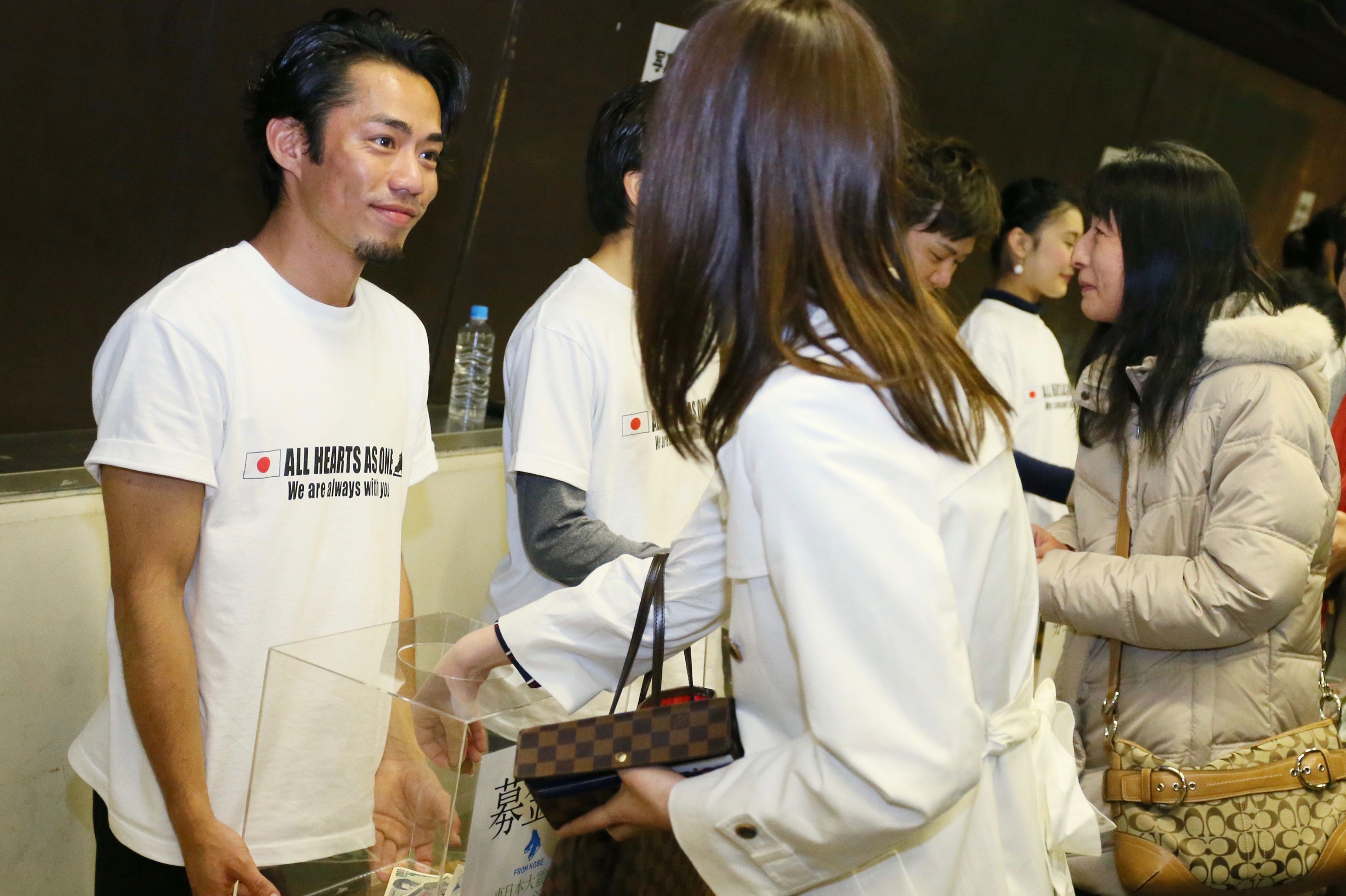 東日本大震災チャリティー演技会での募金活動の様子 写真:YUTAKA/アフロスポーツ