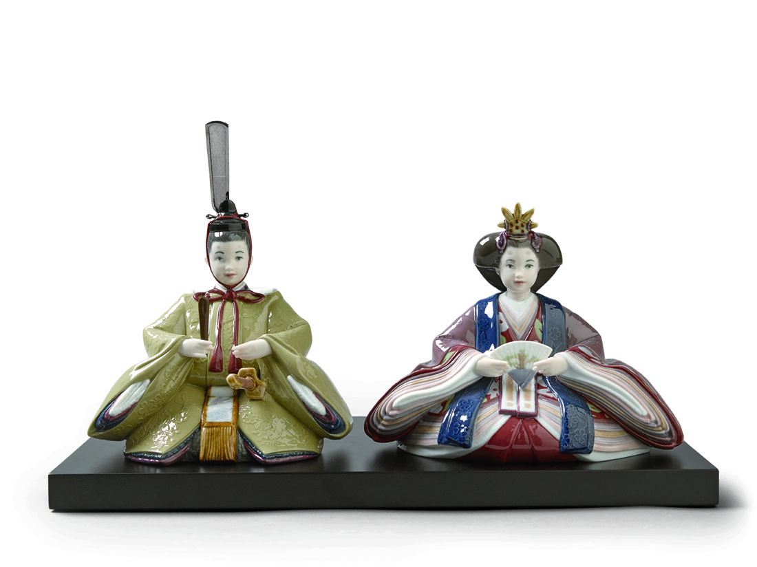雛人形(Brown)【高さ26×幅41×奥行22cm】台座付¥290,000(税抜) ※2018年12月31日(月)まではキャンペーン期間限定価格¥261,000(税抜)、2019年5月5日(日)までの購入で、名入れ立て札プレゼントあり