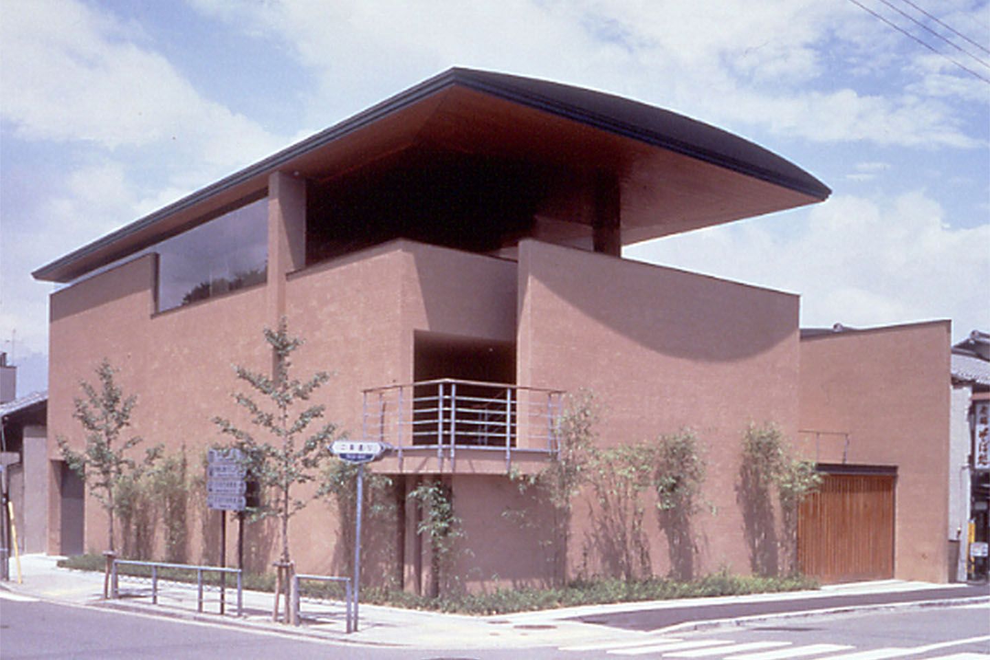 平安神宮にほど近い、美術館が集まる町・岡崎の二条通り沿いに建つ。建築家・大江匡氏の設計によるキューブ型の和モダンな外観が目を引く。