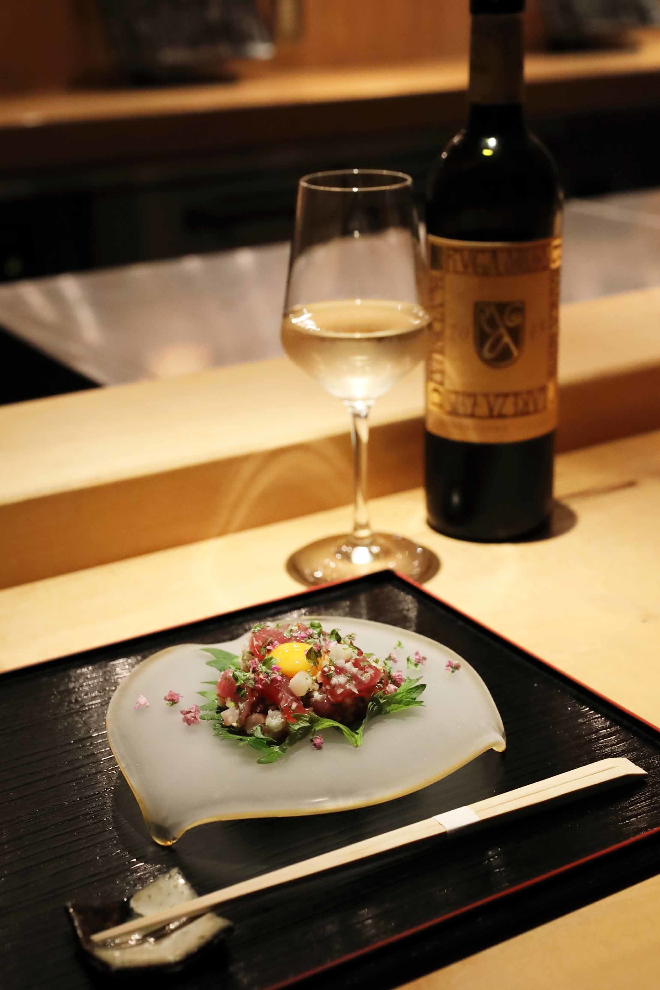初がつおのタルタル ¥1,900(税込)。 千葉房総半島の郷土料理、なめろうをベースに、薬味にディルなど、フレンチに用いるハーブをアレンジした前菜の一皿。グラスワインは¥1,300~¥2,200(税込)