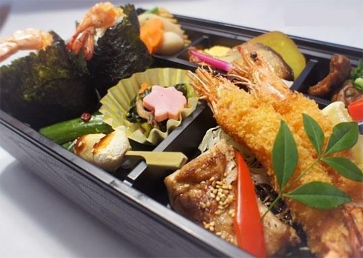 「名古屋彩り弁当」¥1,389(500mlお茶ペットボトル付)