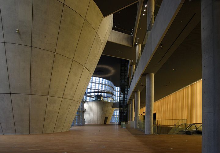 国立新美術館(東京・六本木)