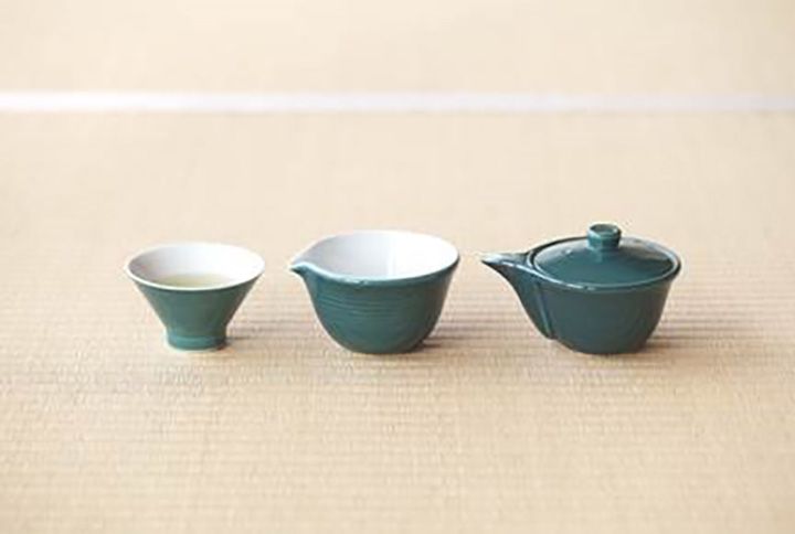 京都・宇治の茶陶、朝日焼の煎茶器で提供される宇治茶(画像提供:株式会社朝日窯)