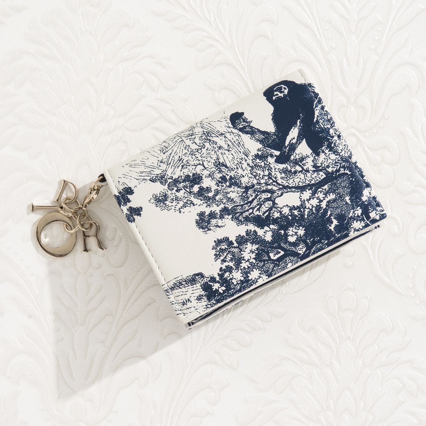 二つ折りの財布「LADY DIOR(レディ ディオール)」【縦8.5×横11×マチ3cm】¥61,000(税抜)