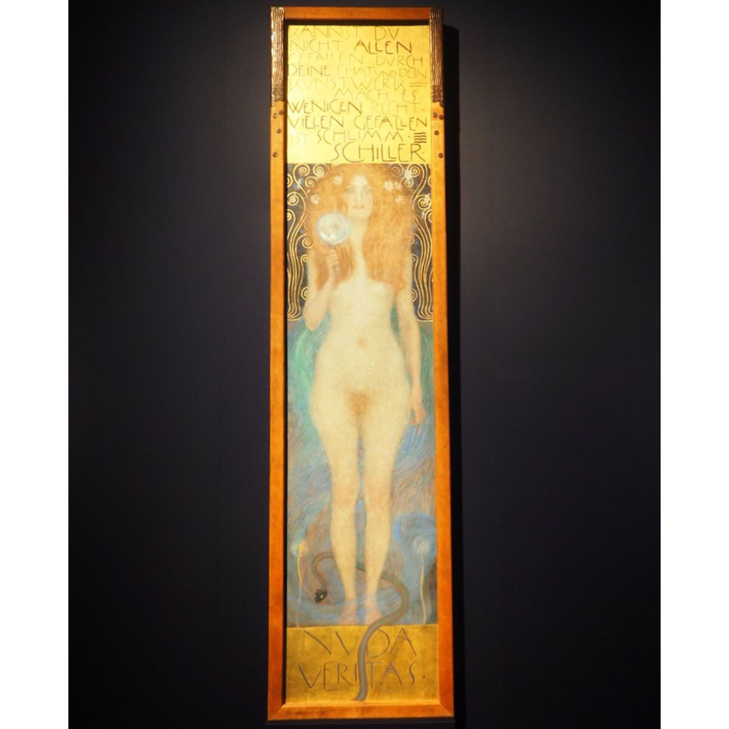 グスタフ・クリムト《ヌーダ・ヴェリタス(裸の真実)》1899年(油彩、カンヴァス 244×56.5cm)オーストリア演劇博物館蔵