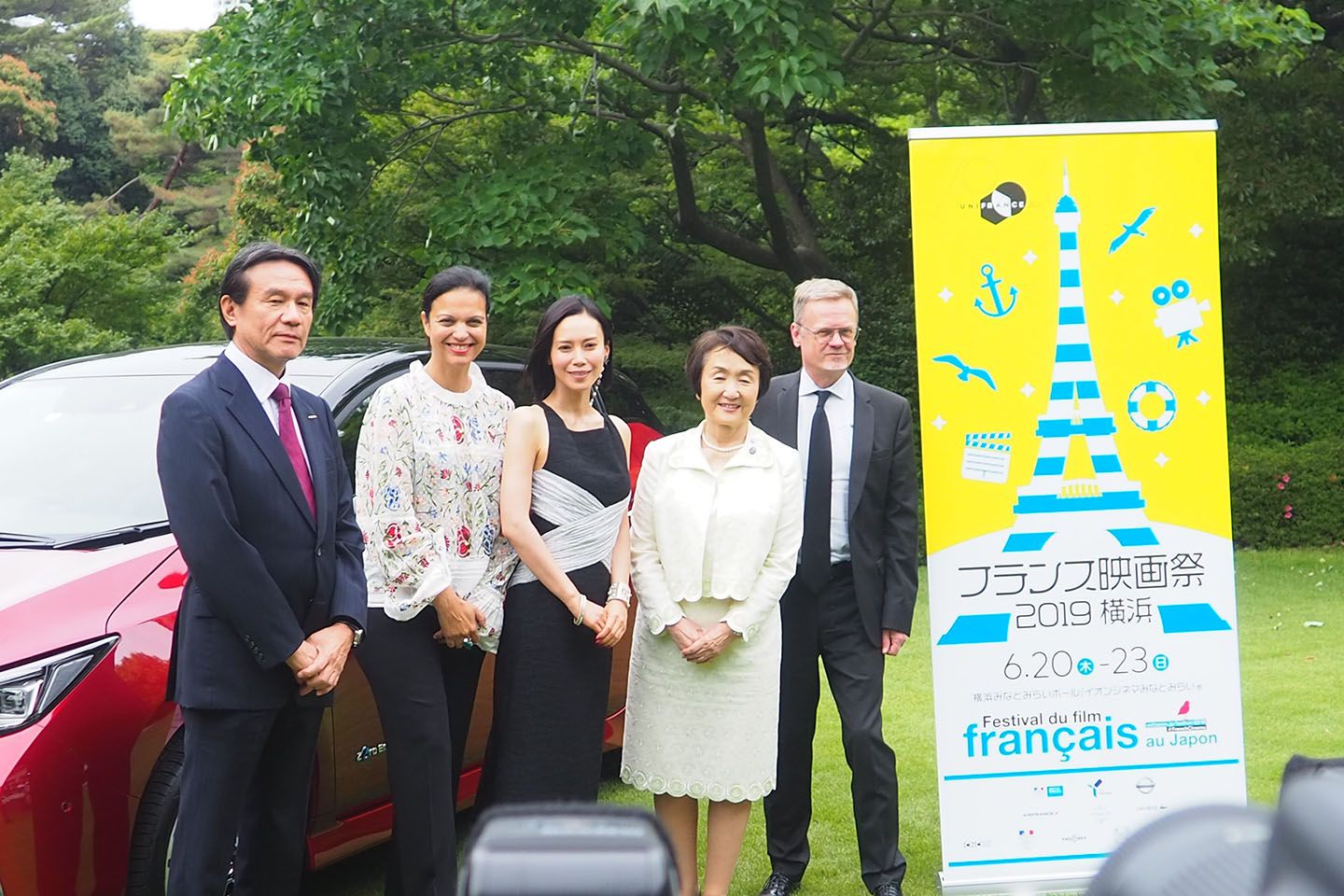 記者会見はフランス大使公邸にて開催。左から/日産自動車 副社長 川口 均さん、ユニフランス代表 イザベル・ジョルダーノさん、女優の中谷美紀さん、横浜市長 林 文子さん、駐日フランス大使 ローラン・ピックさん。