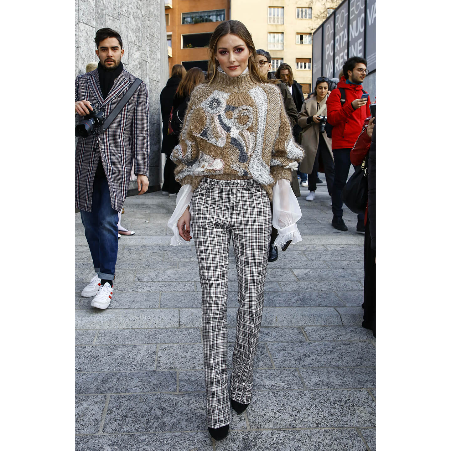 アート風の編模様ニットを着こなすオリビア・パレルモ(Olivia Palermo)氏
