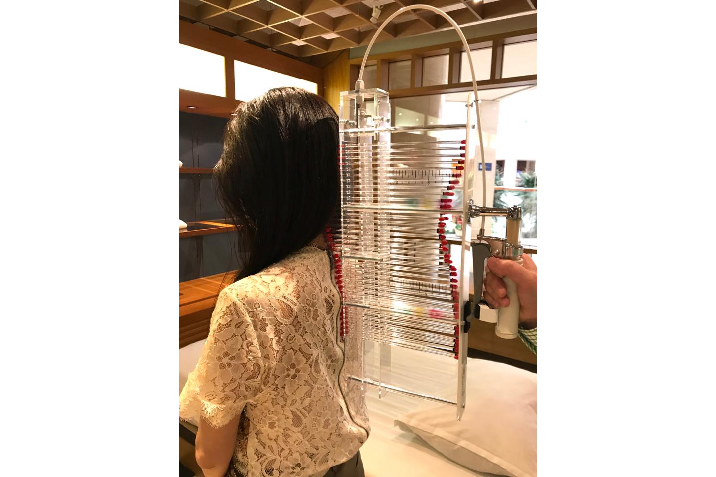 後頭部から首までの頚椎ラインを測定中。