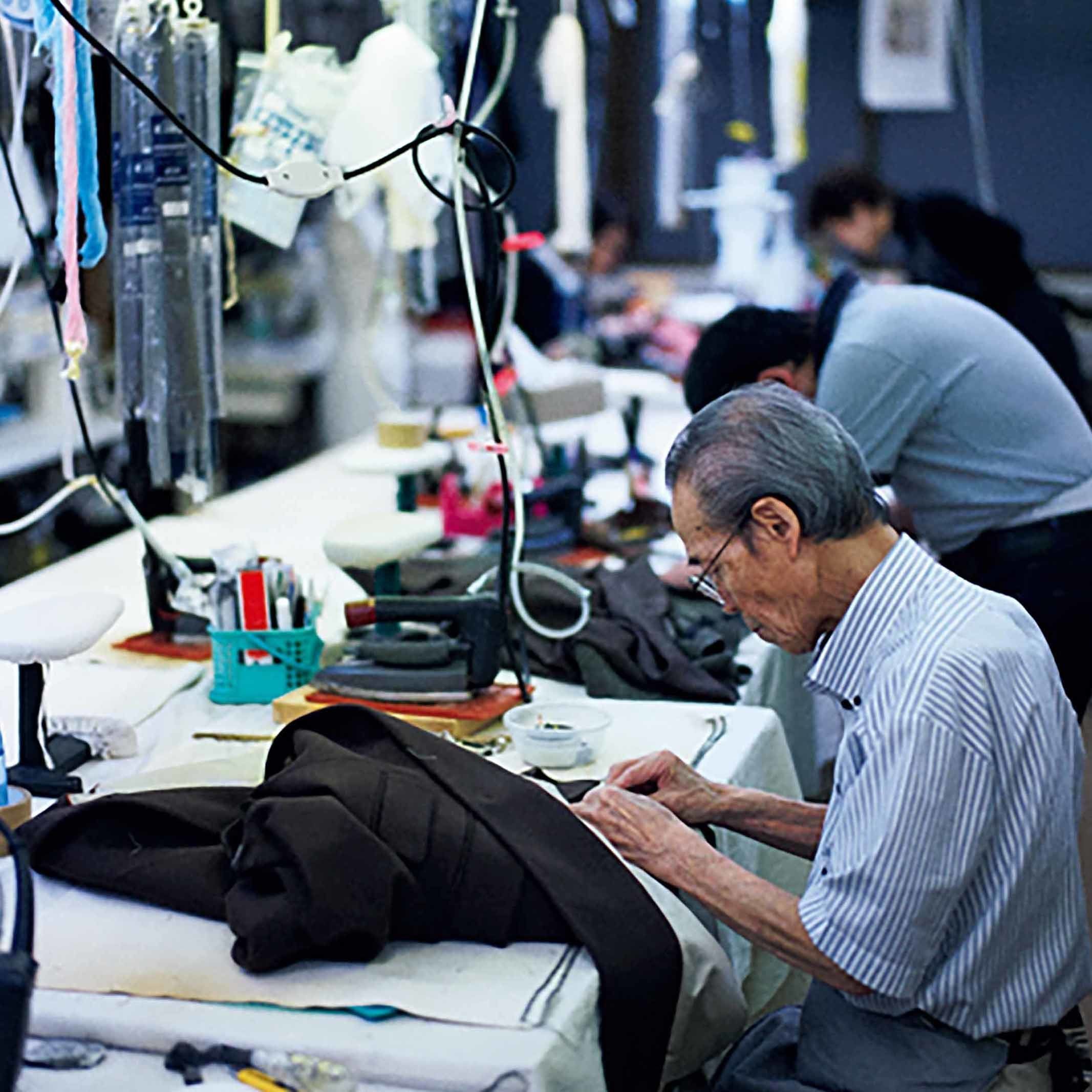 スーツやジャケットのそで丈直しからデザイン変更まで、あらゆる服の直しに対応するリフォームの名店。トレンドの服にも詳しいショップスタッフが店頭に立つほか、工房には熟練の職人たちがていねいに服を修理。