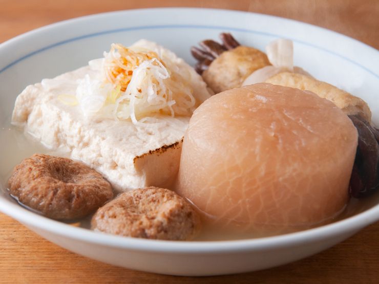 【おぐ羅】の三種の神器『豆腐』、『大根』、『鯵のつみれ』と、揚げで巻いた『ぜんまい』。『おでんの盛り合わせ(4品)』