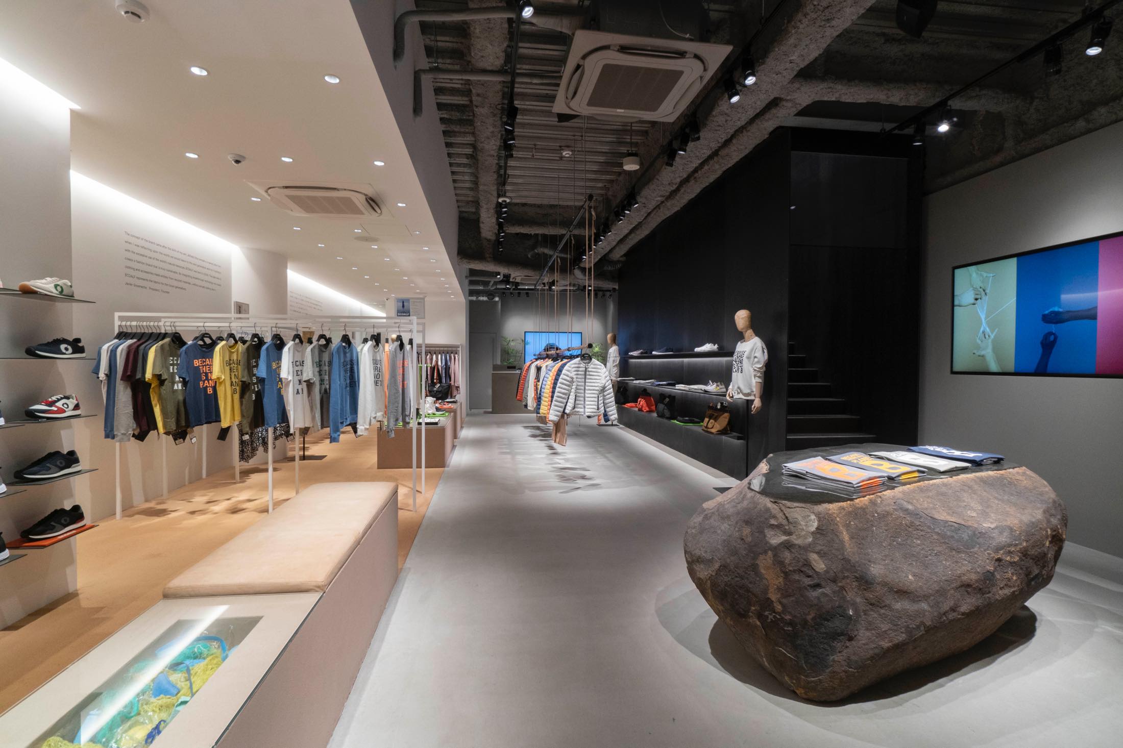 クールな印象でありながら、穏やかな空気が循環するような「ECOALF 渋谷」の店内。和の要素を“自然から借りた資材”によってとり入れている。