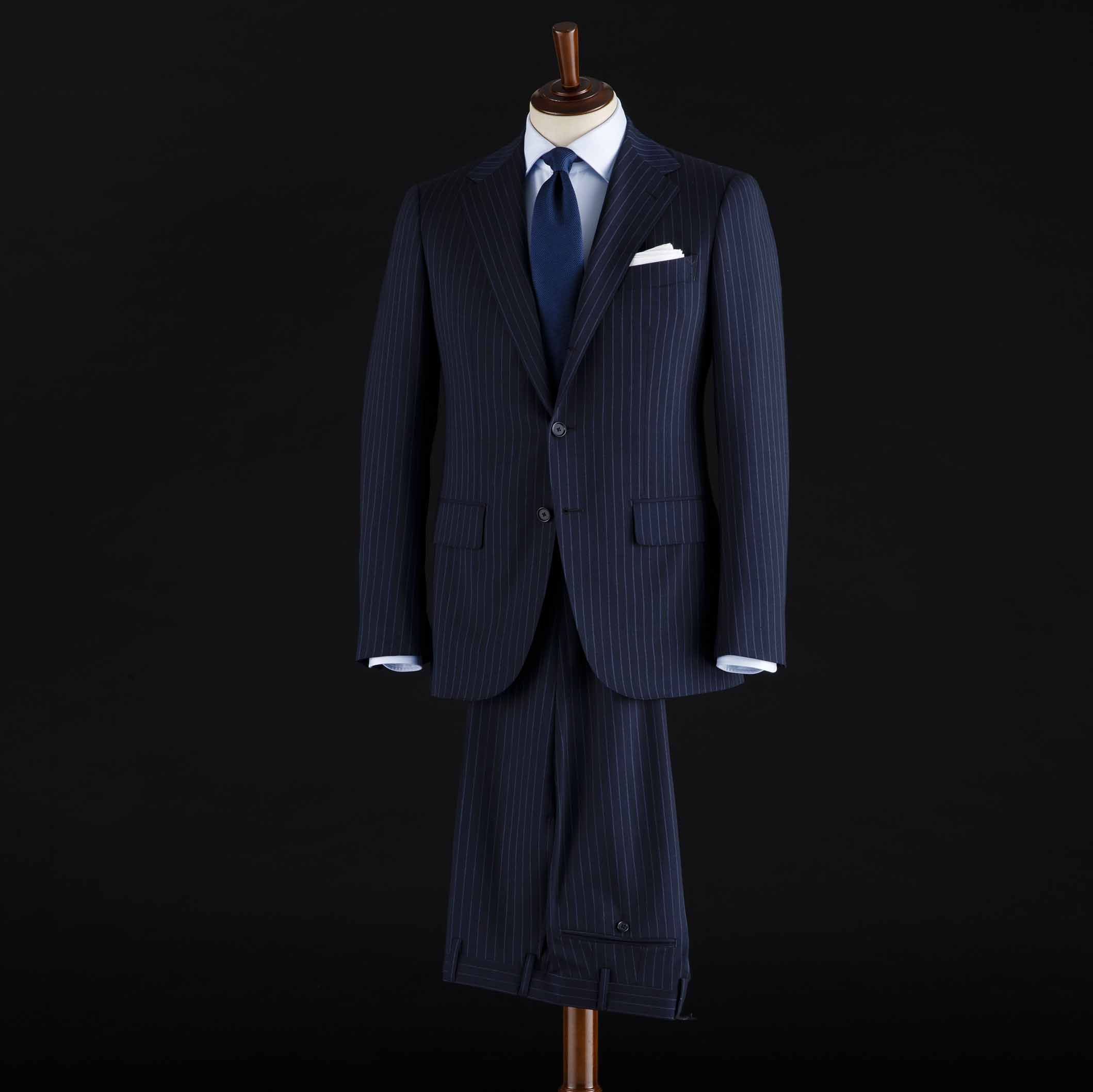 スーツ¥72,000・シャツ¥16,000〈ユナイテッドアローズ〉・チーフ¥6,000〈シモノゴダール〉/以上ユナイテッドアローズ 六本木ヒルズ店 タイ¥18,000(ザ ソブリンハウス〈ロバート フレイザー〉)